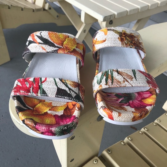 J Slides Shoes - J Slides white/yellow raffia slide NIB no lid